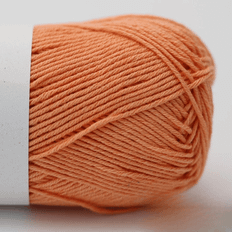 BC Garn Summer in Kashmir GOTS 32 Cantaloupe Indhold: 90% Bomuld, 10% Cashmere Vægt/længde: 50 g = ca. 165 meter Anbefalede Pinde: 2.5-3.5 mm Strikkefasthed: 10x10 cm = 24 m x 32 p Vask: Håndvask / Tåler ikke tørretumbling.