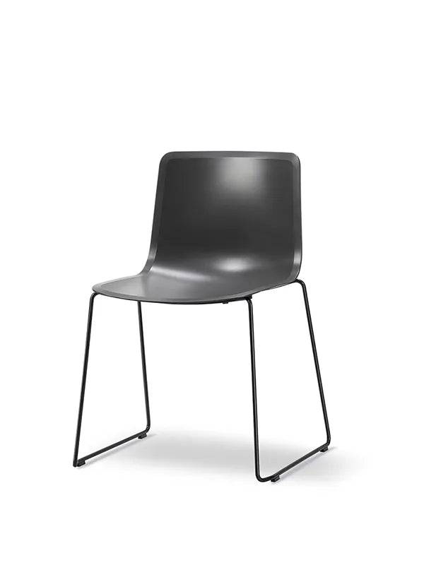 Pato Stol, medestel fra Fredericia Furniture Dark grey / Sort - Jacobsen Plus