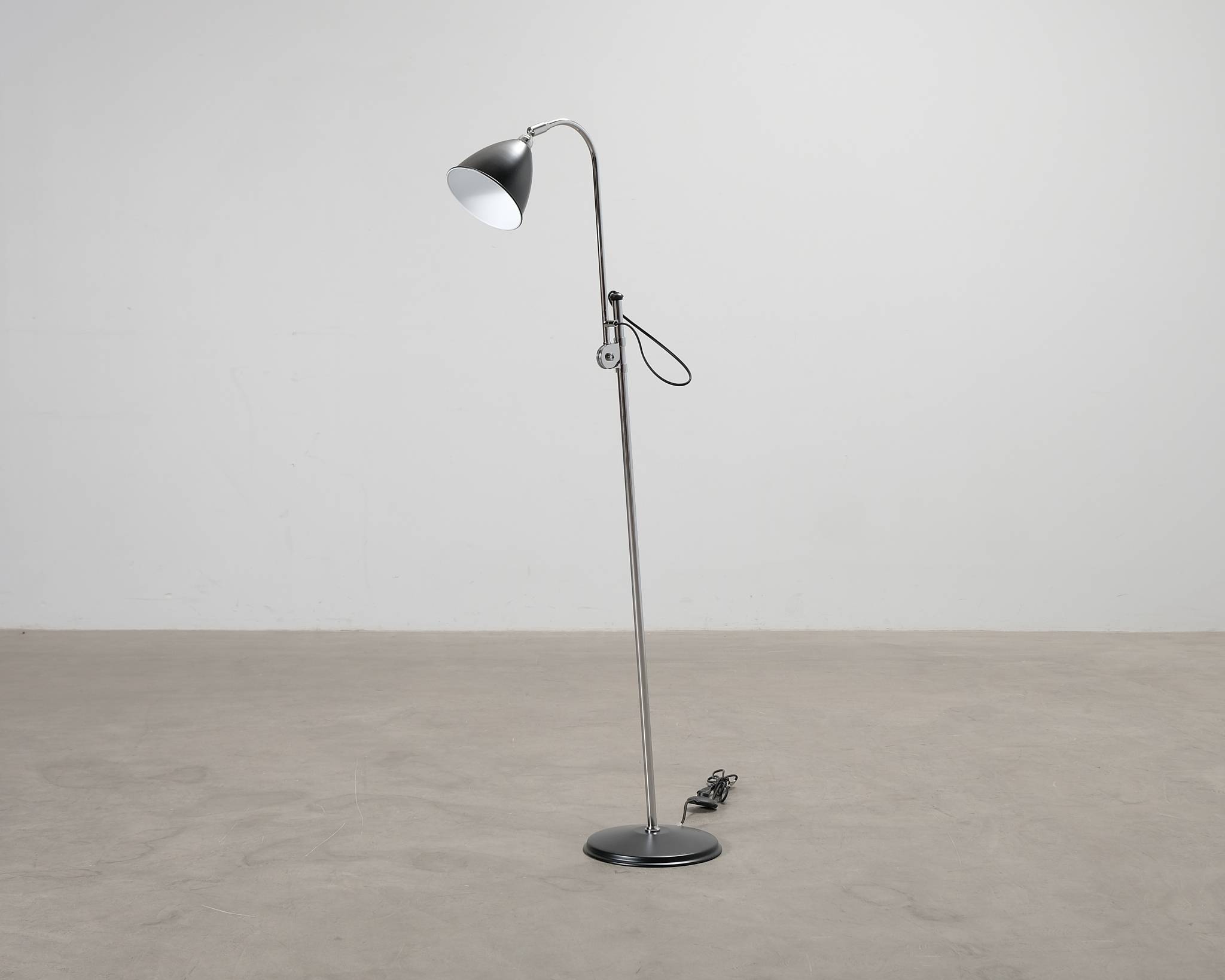 GUBI Bestlite BL3S golvlampa svart / krom