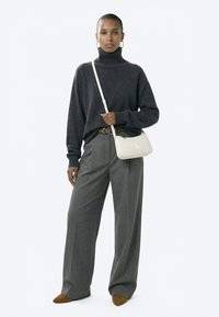 BOLD MINI BAG - Axelremsväska - off-white