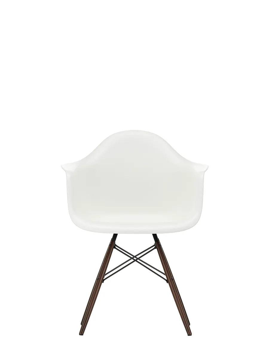 Eames Plastic Armchair DAW, mørkbejdset ahorntræ fra Vitra White - Jacobsen Plus