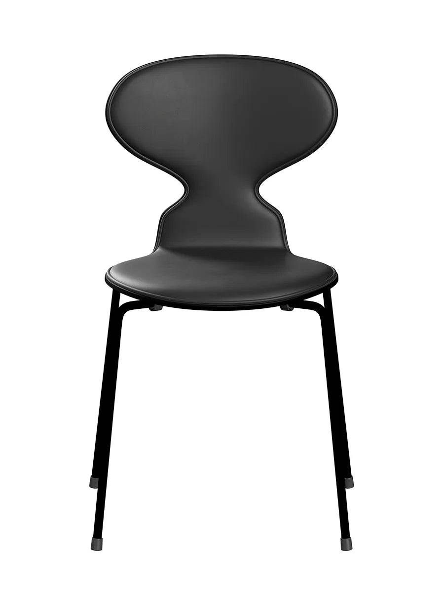 3101 Myren Stol, forsidepolstret af Arne Jacobsen Sortfarvet ask-sort essential læder / Sort - Jacobsen Plus