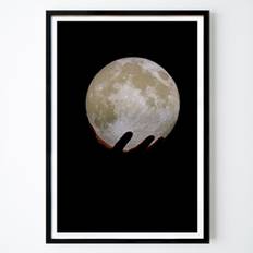 Nature Poster: I've got the moon in my hands by Evelien Lodewijks