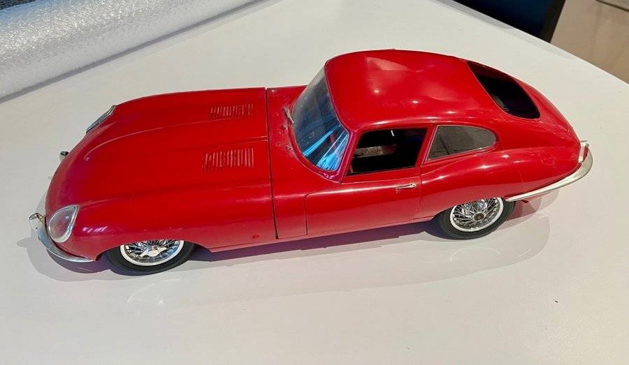 Jaguar E-Type modellbil 1:8 från Revell