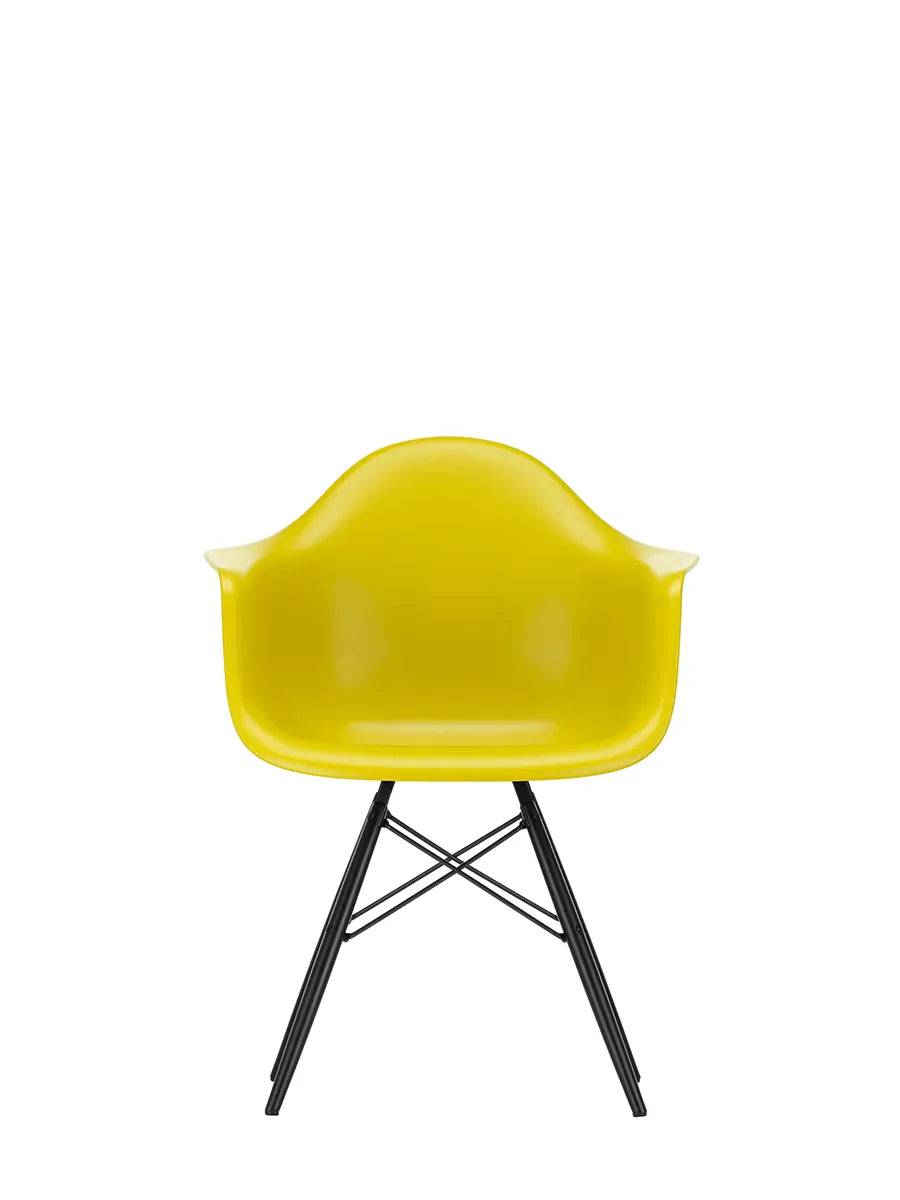Eames Plastic Armchair DAW, sortlakeret ahorntræ fra Vitra Mustard - Jacobsen Plus
