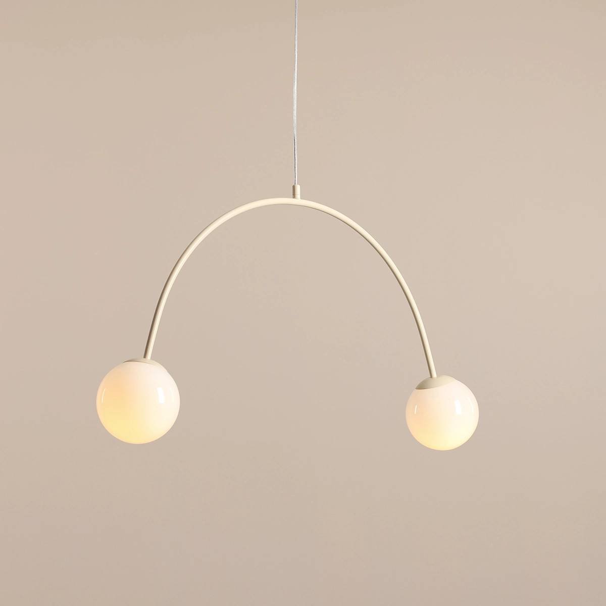 Twiggy - Loftlampe i cremefarvet metal og 2 hvide glaskupler, bredde 84 cm.