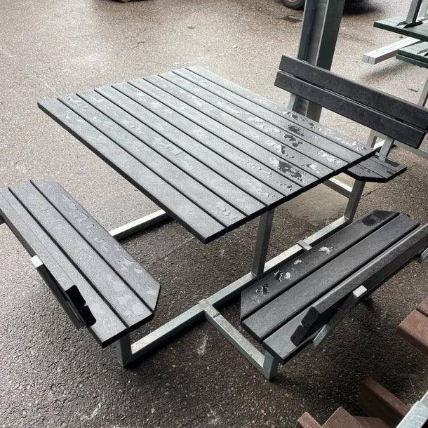 Kvadratisk bord bænkesæt med ryglæn inkl forlænget bordplade til kørestol Sort InGarden