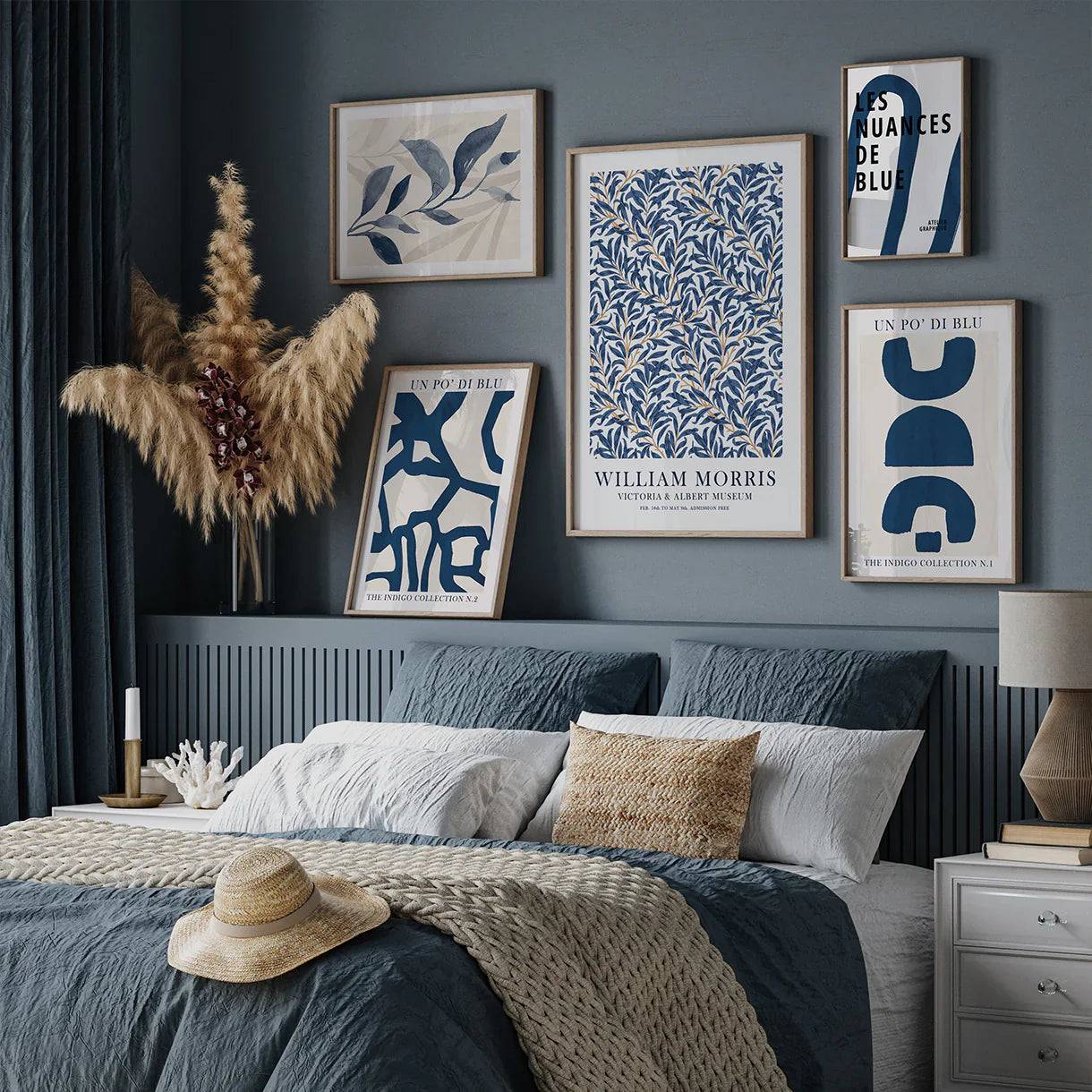 Elegant Wall Art Display in a Bedroom Poster (40x50cm) - Plakater > Konstaffischer, Fotografiska Posters, Gallerväggar