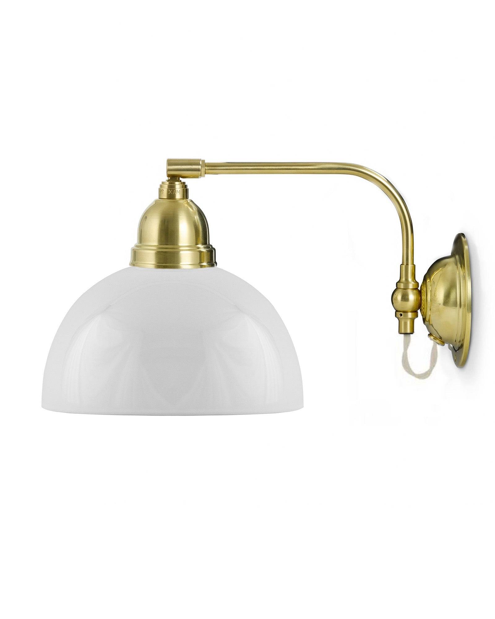 Vägglampa - Gripenberg mässing, opalvit halvsfär, vit