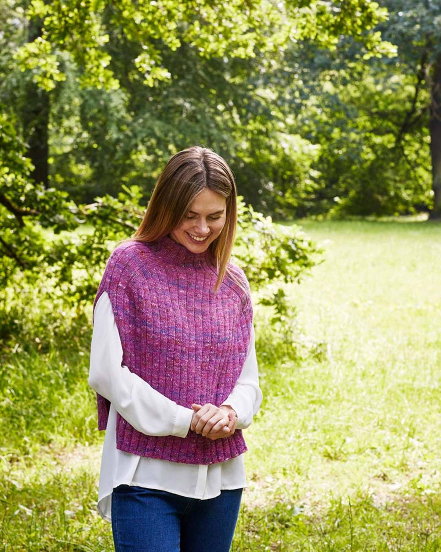 Stickmönster/Stickkit Poncho med sadelaxel Med Kamma Permin - 899536 Stickkit Ponchos med sadelaxel 899536 Str M