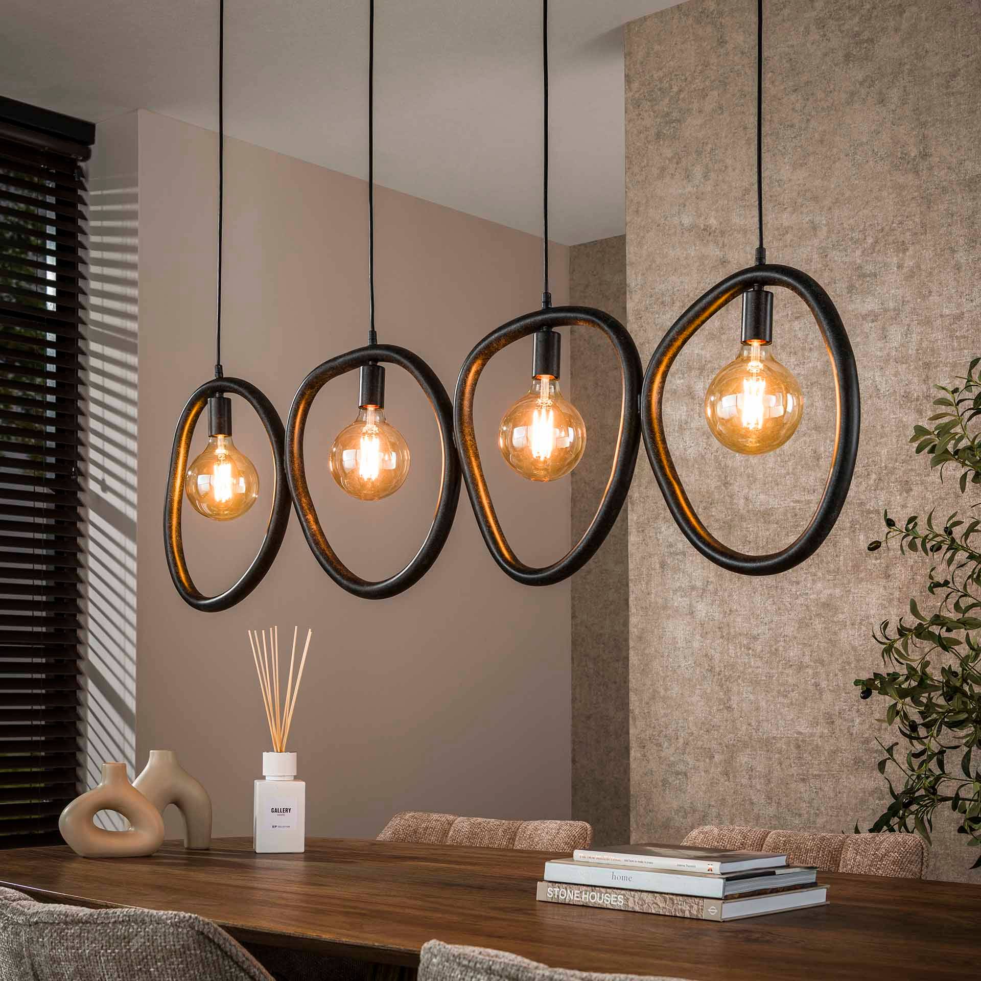 Munti - Loftlampe med fire organisk formede metalringe Levering uden pære