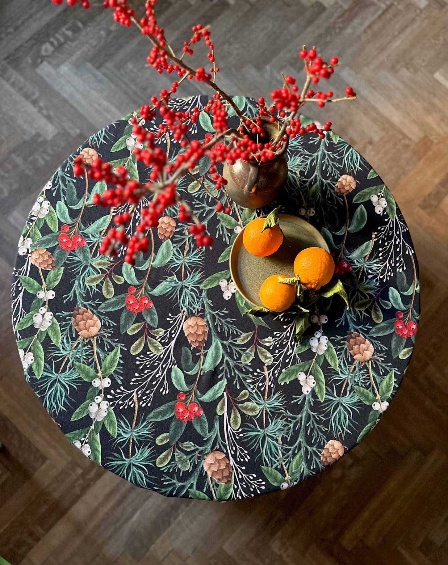 Mørkt julemotiv rund dug, 100% bomuld | Christmas Forest, Ø 140cm