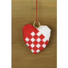 Broderikit Flettet hjerte 8 x 8 cm Perfekt til hyggeligt håndarbejde. Korssting med delt garn 2/6. Størrelse sødt kompakt 8x8cm. Indeholder Aida-stof og to farver. Charmerende hjerte med flettet mønster.