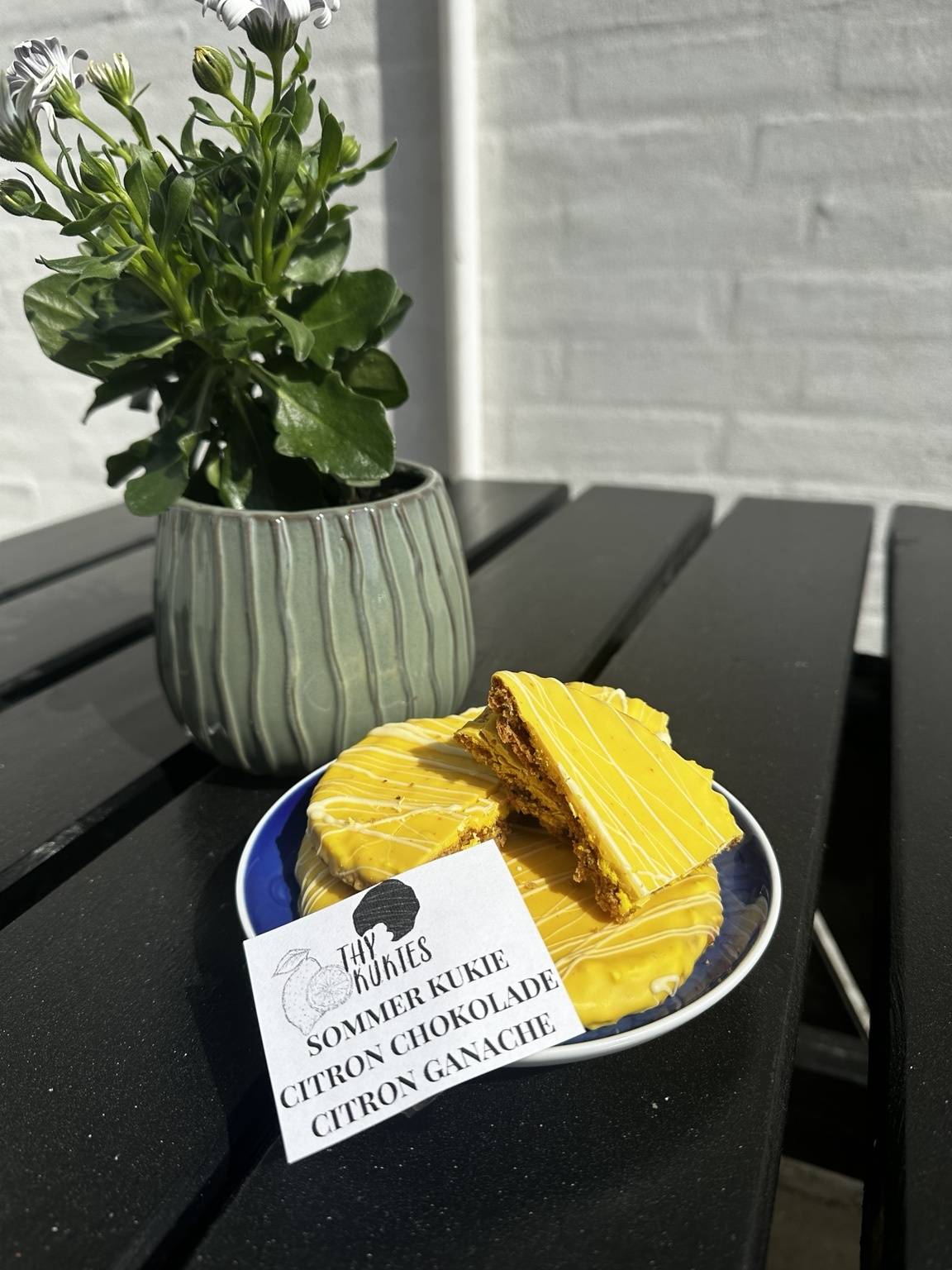 Chokolenten, Thy Kukies: Citron chokolade, citron ganache, hvide striber.