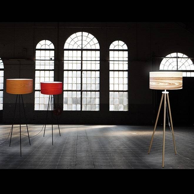 Drum gulvlampe Icono - Rød / Træ ben/træ farve