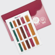 KnitPro Dreamz Strømpepinde Sæt, Deluxe, 15 cm Materiale: Poleret birketræ Type: Strømpepinde sæt Antal størrelser: 9 størrelser Størrelser: 2,00 mm, 2,25 mm, 2,50 mm, 2,75 mm, 3,00 mm, 3,25 mm, 3,50 mm, 3,75 mm, 4,00 mm Længde: 15 cm Emballage: Bordeaux stofetui.