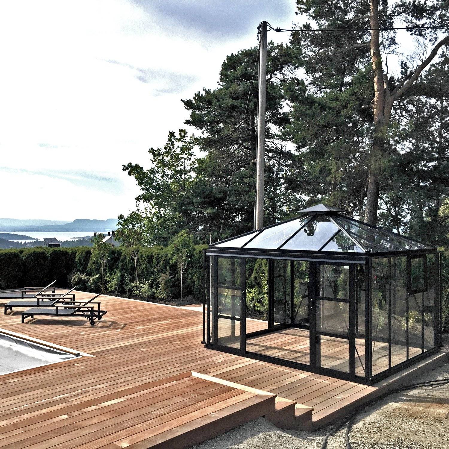 Drivhus Royale Cube 9.8 m² - Ral 9010 hvid / Sider: 4mm hærdet glas. tag: 10mm poly / Dobbelt hængslet stalddøre