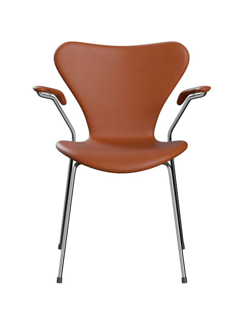 3207 stol m/armlæn, fuldpolstret Essential læder valnød/krom stel af Arne Jacobsen - Jacobsen Plus