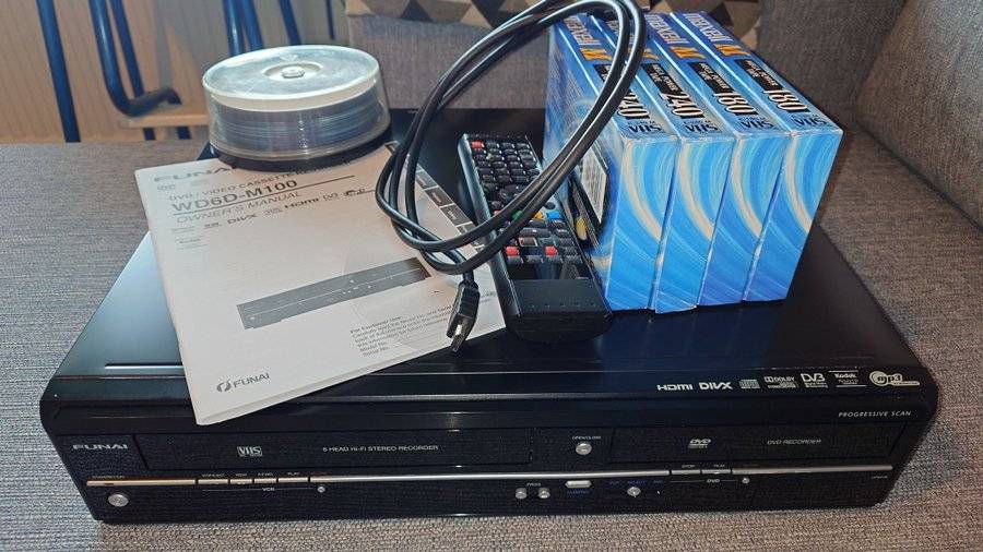 Funai WD6D-M100 DVD/VHS-spelare med fjärrkontroll och manual