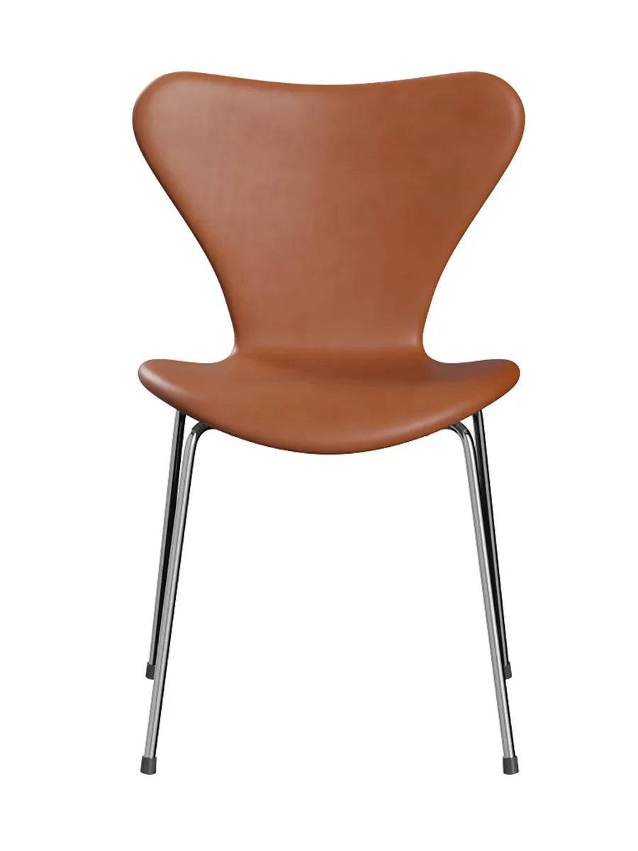 3107 Serie 7, fuldpolstret af Arne Jacobsen Grace læder / Valnød - Jacobsen Plus