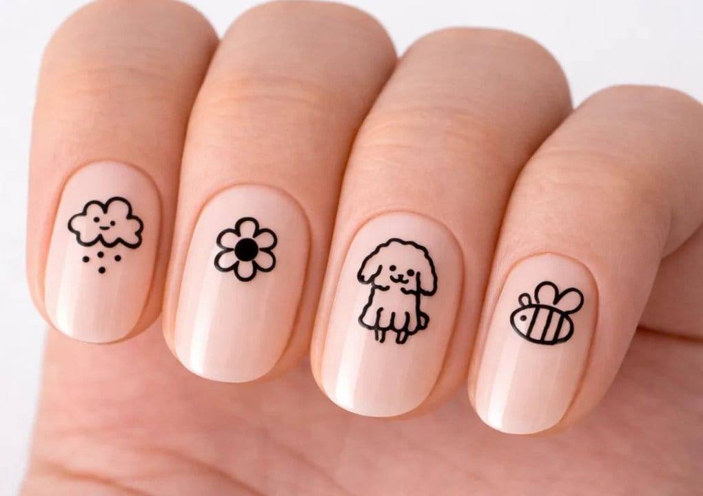 Beställ nail stickers med lekfulla svartvita motiv