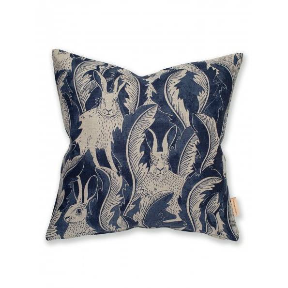 Kuddfodral HARES IN HIDING 50 x 50 blå Emma von Brömssen