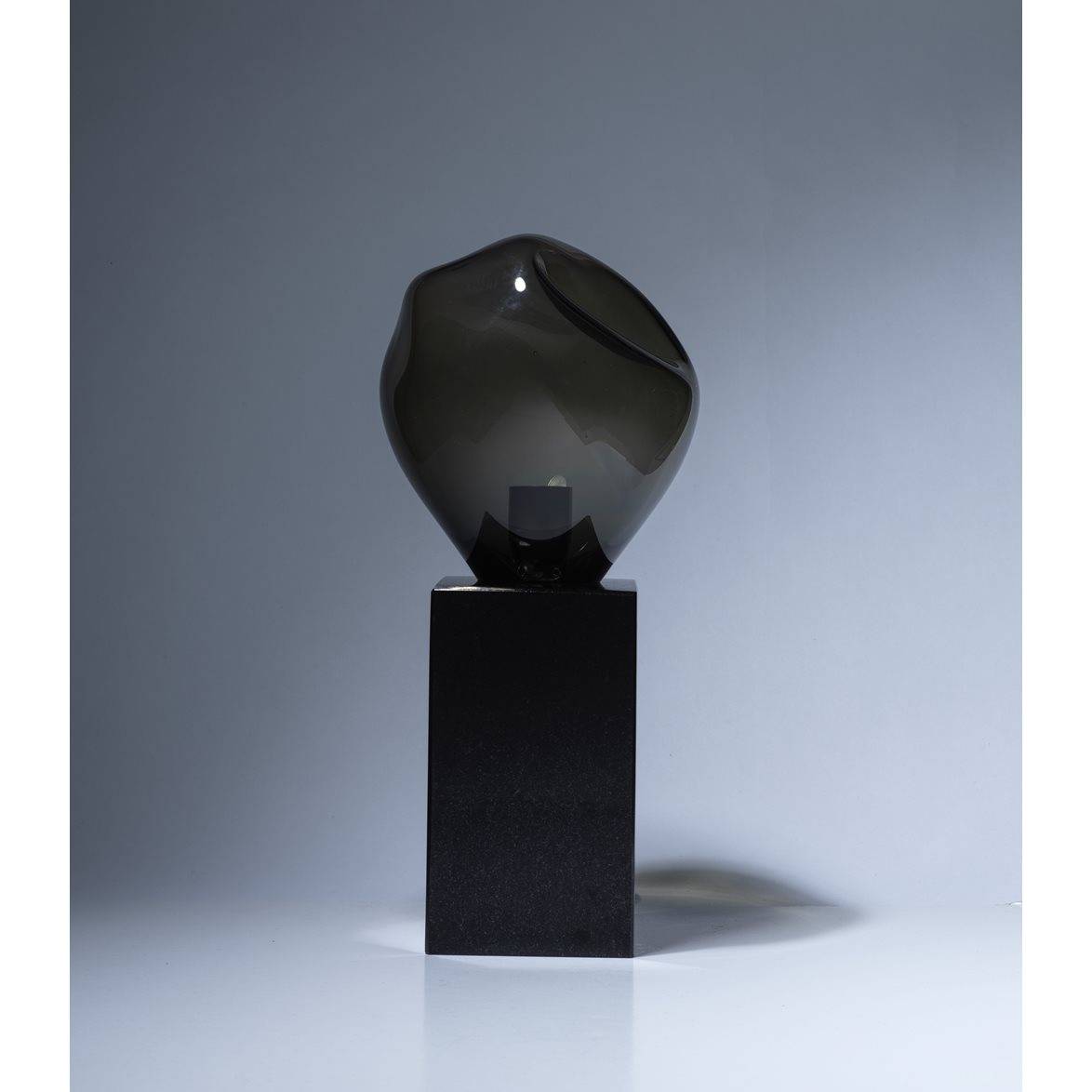 Nöjdh Design Bordlampa Glöd Svart Granit och munblåst glas