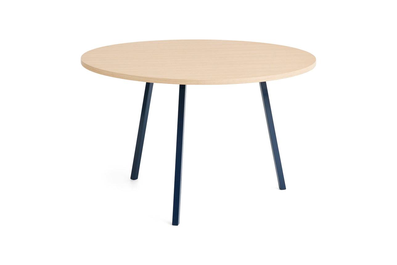 Loop Stand Round Table, Ø120 fra Hay Lakeret eg / Deep Blue - Jacobsen Plus