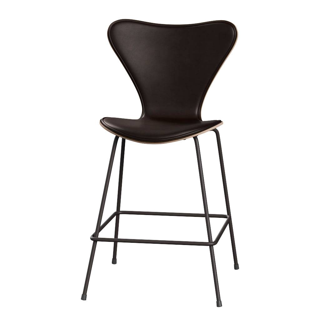 Fritz Hansen - 3187 lav barstol, naturfiner og forsidepolstret i Grace læder Mørkbejdset eg - Mørk brun læder - Warm Graphite stel - Jacobsen Plus