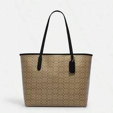 City Tote In Signature Canvas Tygväska för kvinnor Stor axelväska CJ942 IMCBI - Brun