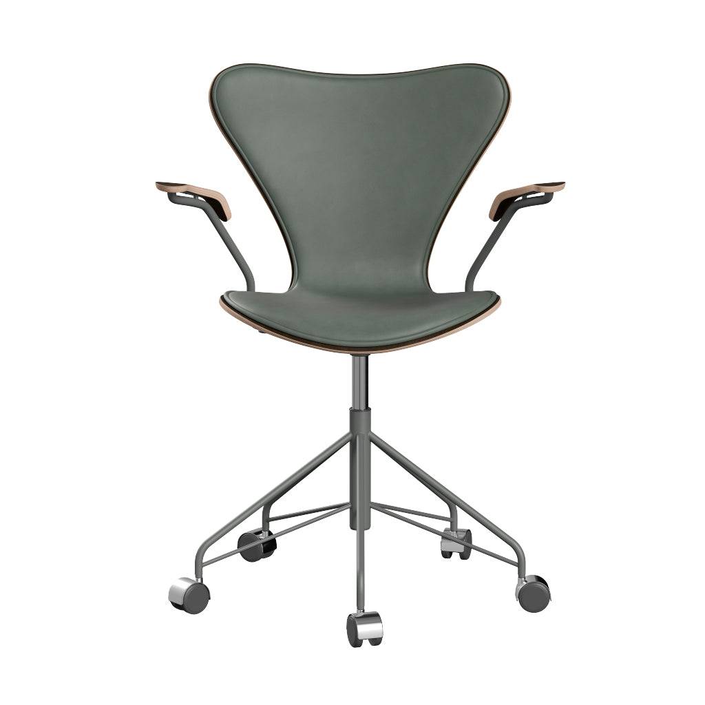 Fritz Hansen - 3217 kontorstol med armlæn, naturfiner og forsidepolstret i Grace læder Mørkbejdset eg - Concrete Grey læder - Silver Grey stel - Jacobsen Plus