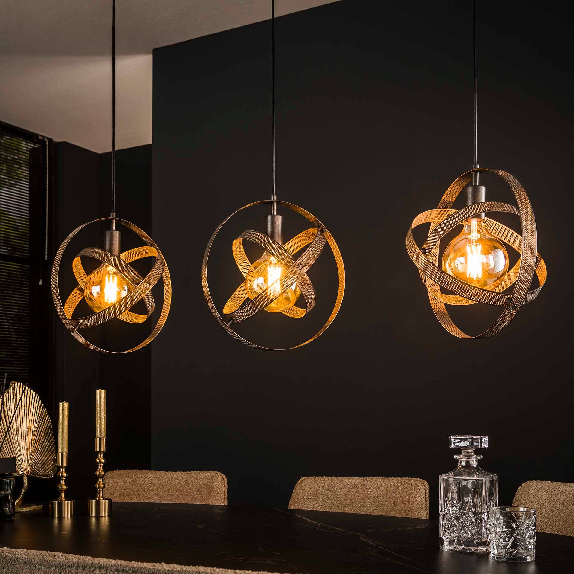 Sanz - Loftlampe i hullet artic sort metal Levering med pære(r)