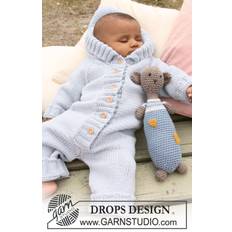 20-23 Little Blue Dream by DROPS Design DOWNLOAD OPSKRIFTEN HER Sæt med: Strikket overall med raglan og hæklet bamse til baby og børn i DROPS Merino Extra Fine. Pinde lægges i kurven separat. Se alle opskrifter fra DROPS her. Se alle strikkeopskrifter her.
