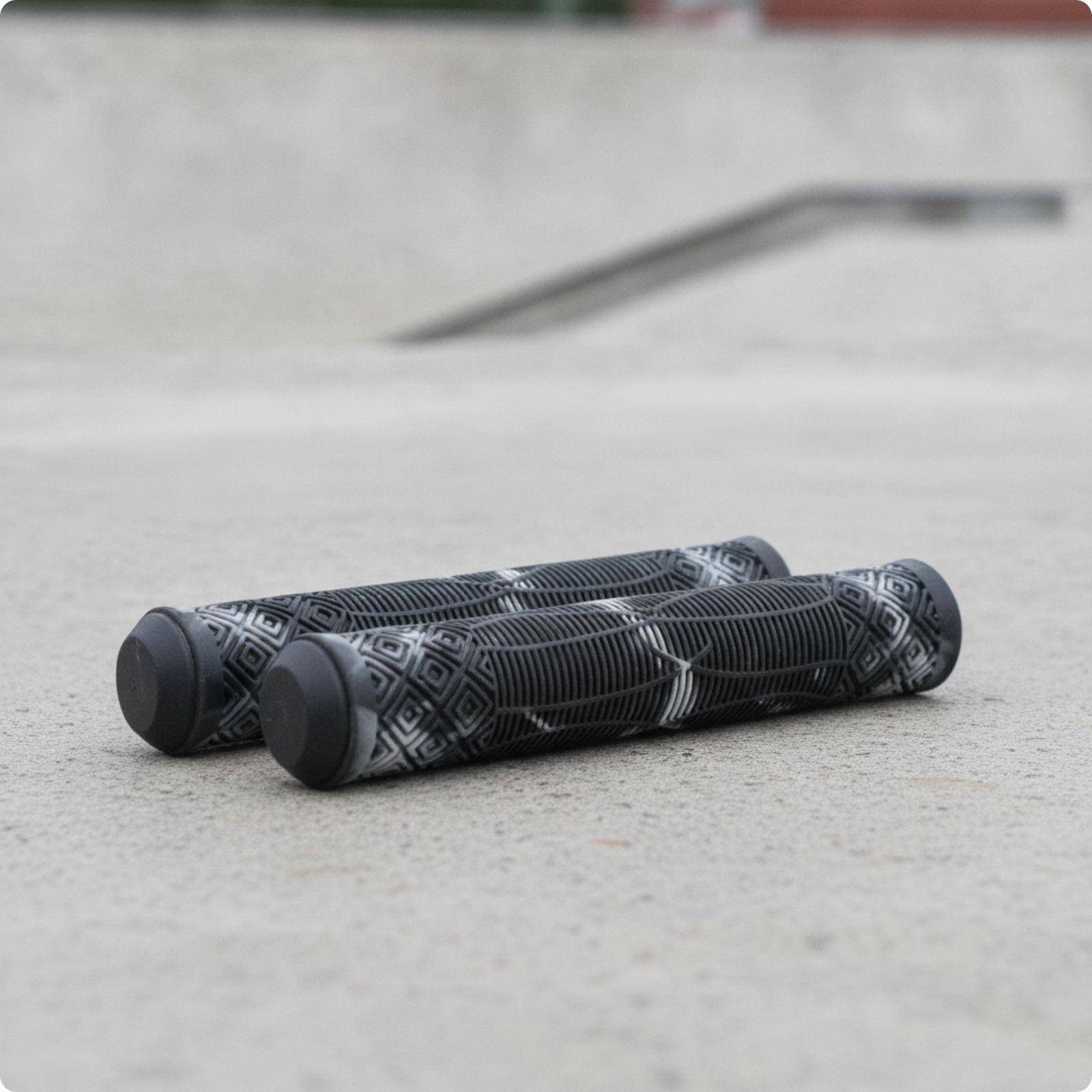 Rubber Mountain Bike Handlebar Grip Lightweight with End Plug Bar Grips