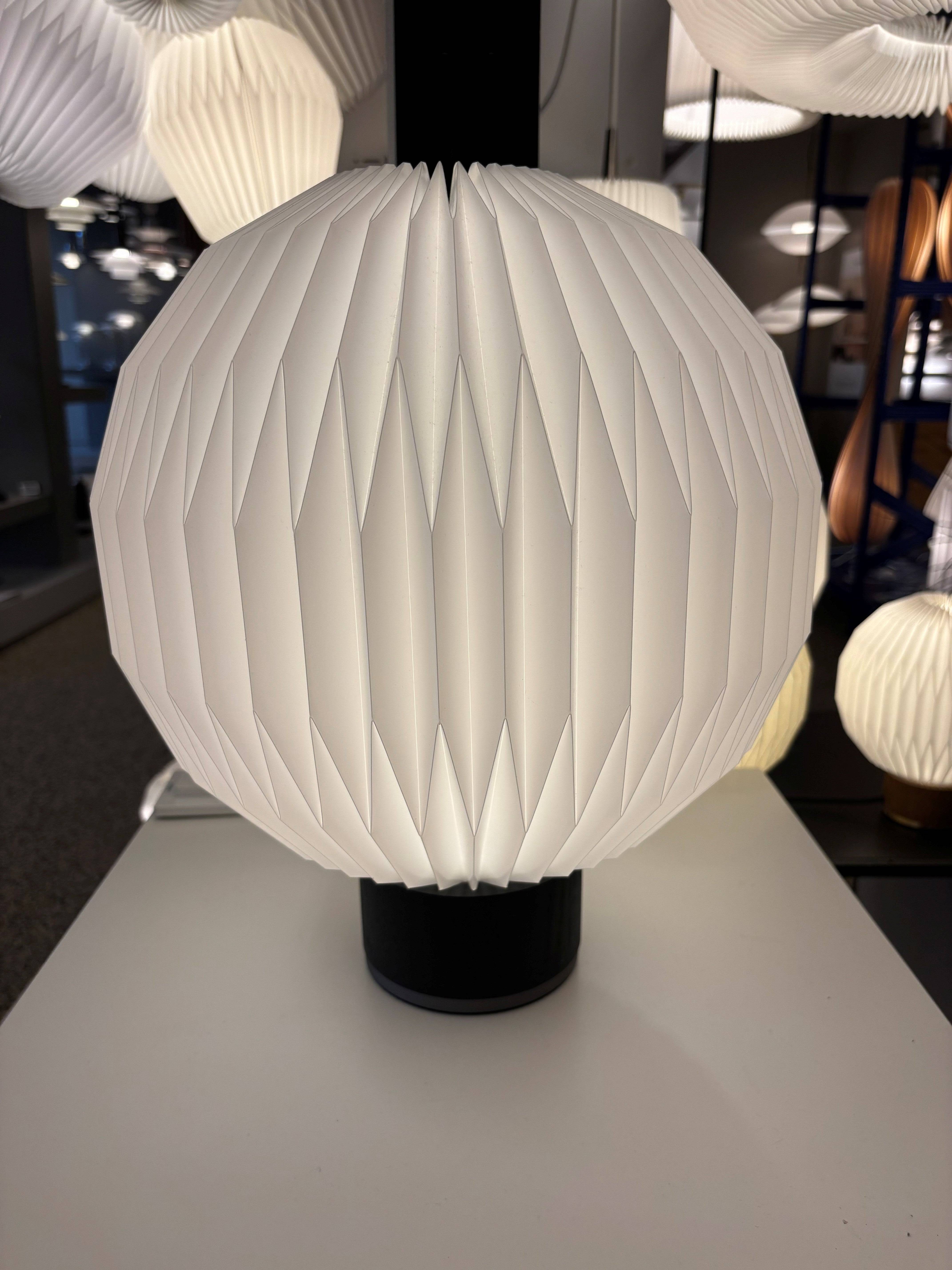 Model 375 medium bordlampe i sort eg - DEMO.