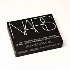 Minisize Light Reflecting Pressed Setting Powder Ett viktlöst puder som skapar en skir, lysterfull finish som ser smickrande ut i alla ljusförhållande - Vitt (1 st)