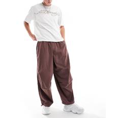 ASOS DESIGN - Brune og forvaskede faldskærmsbukser i oversized og baggy pasform