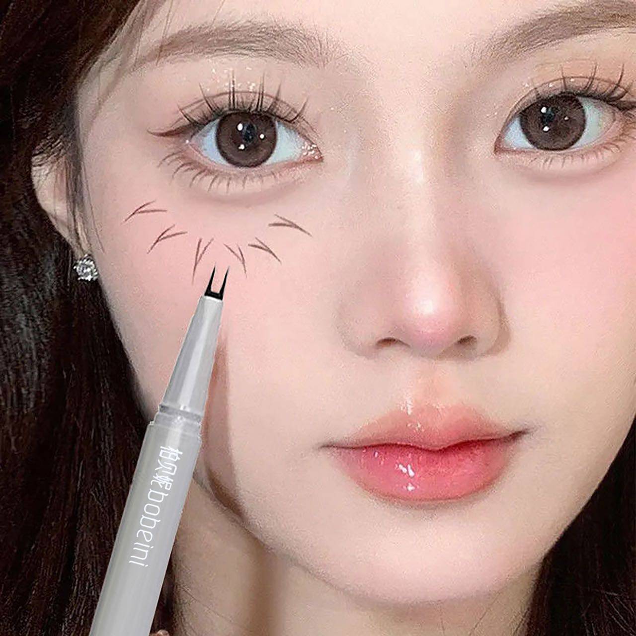 Dubbelklo eyeliner extremt tunn tvåklo nedre ögonfransar eyeliner flytande penna är vattentät, kladdfri och svettålig brun