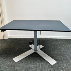 Delta enkeltsøjlet hæve sænke bord 120x80cm - Aarhus outlet - Dencon