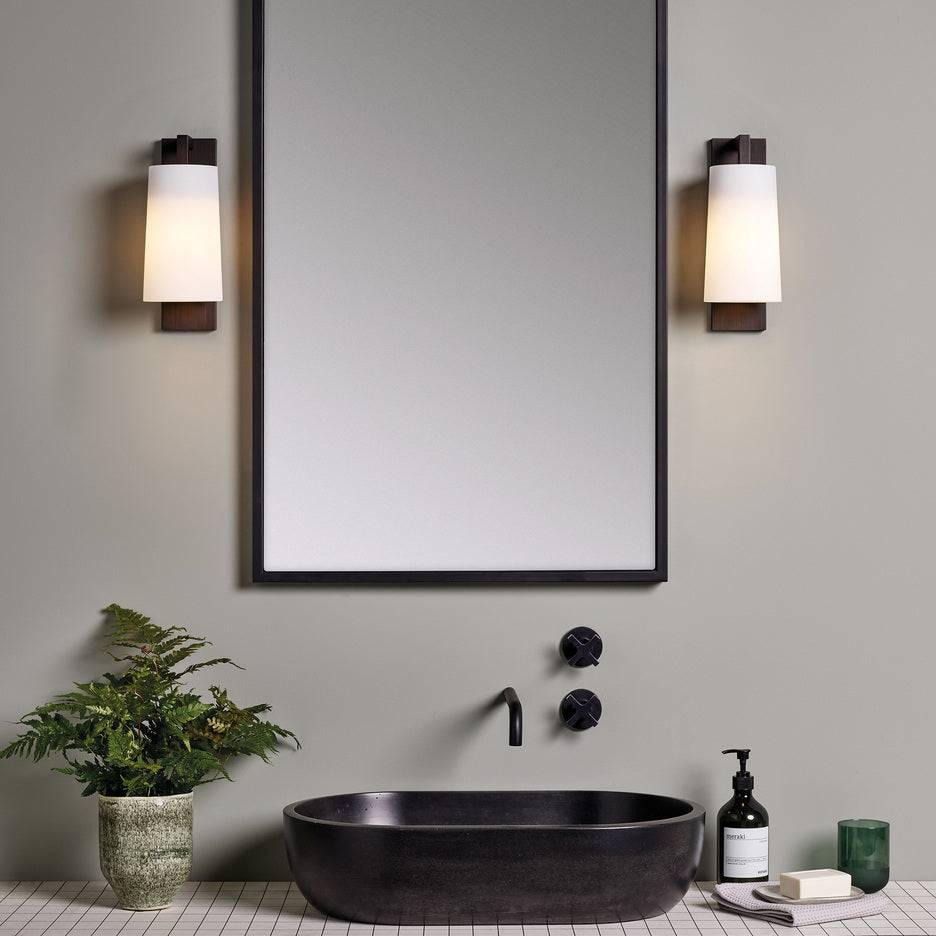 Lago væglampe fra Astro Lighting - Mat sort / Hvid glasskærm