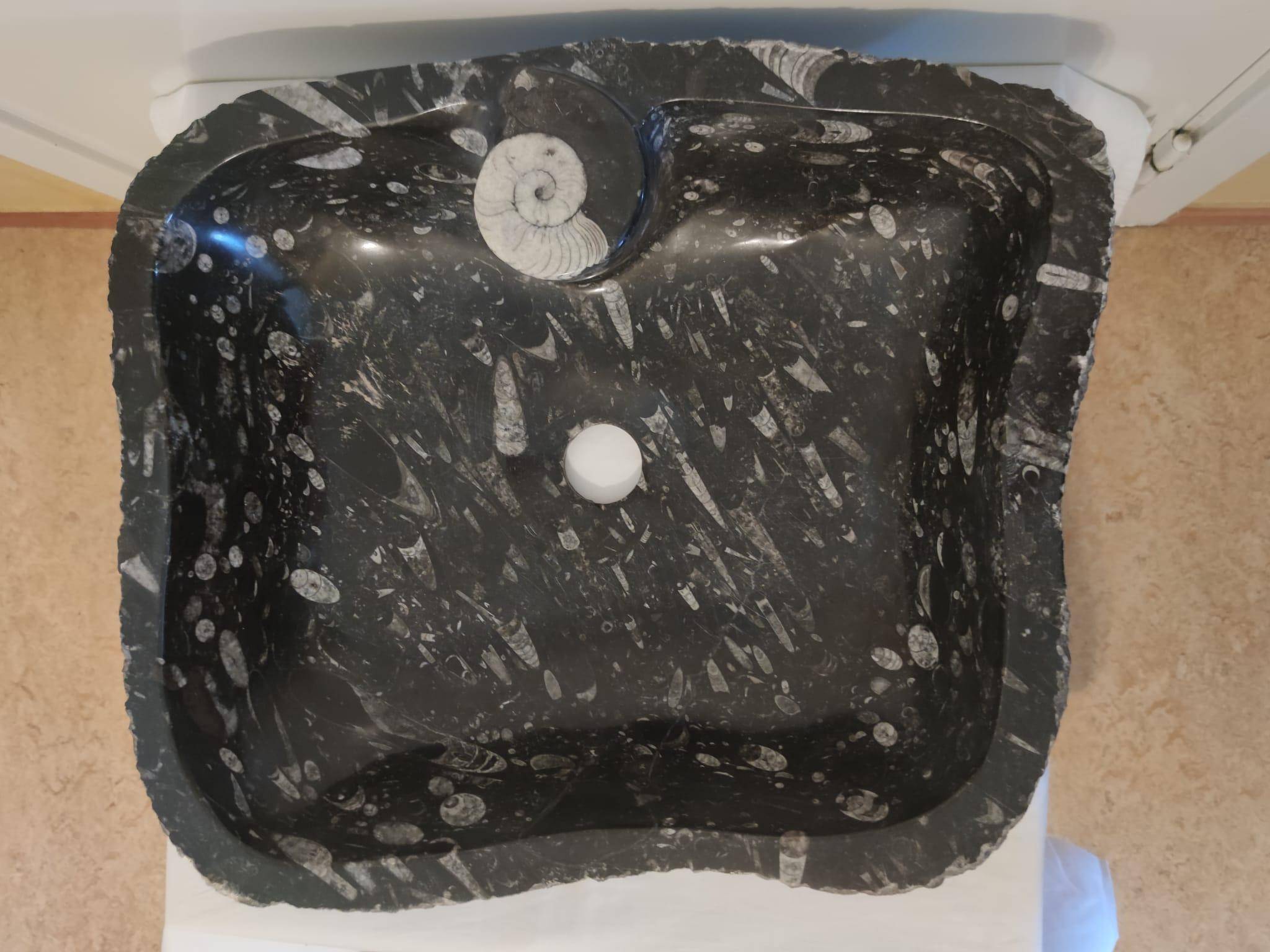 OChandel Tvättställ Rocky Fri Form Svart med Fossiler 54x46x12 cm