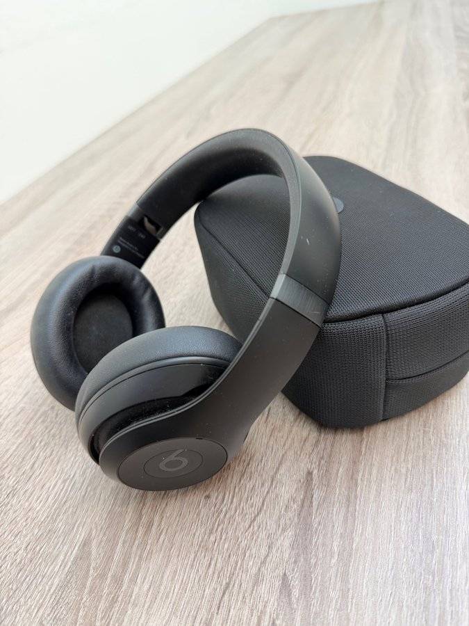 Beats Studio Pro + AppleCare+ till 2026-12-01 – mycket fint skick
