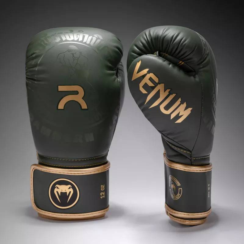 VENUM: X RAJADAMNERN BOXNINGSHANDSKAR - MILITÄRGRÖN (8oz)