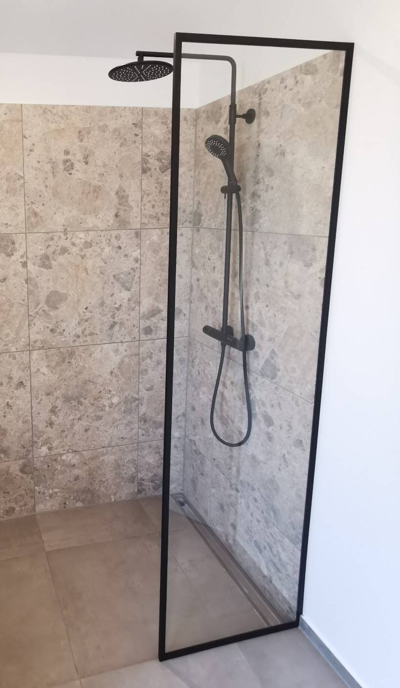 Balneo Indrammet brusevæg - klart glas - 8 størrelser / 5 profilfarver 50 cm Sort