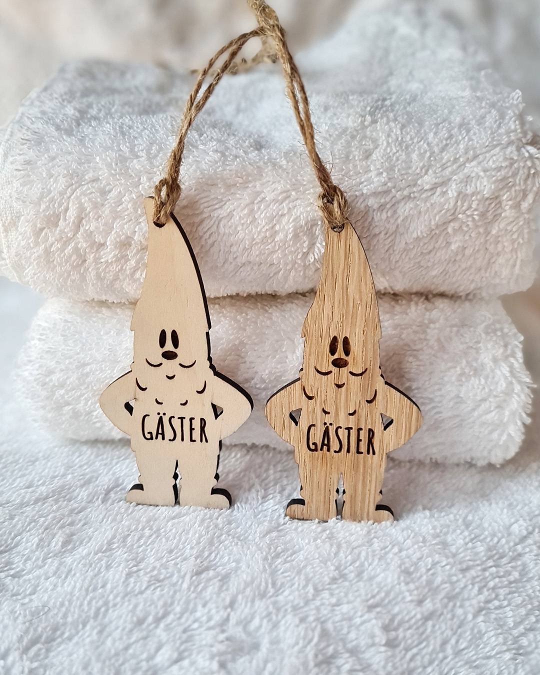 Gäster, hängande skylt tomte - Björkfaner, ljus