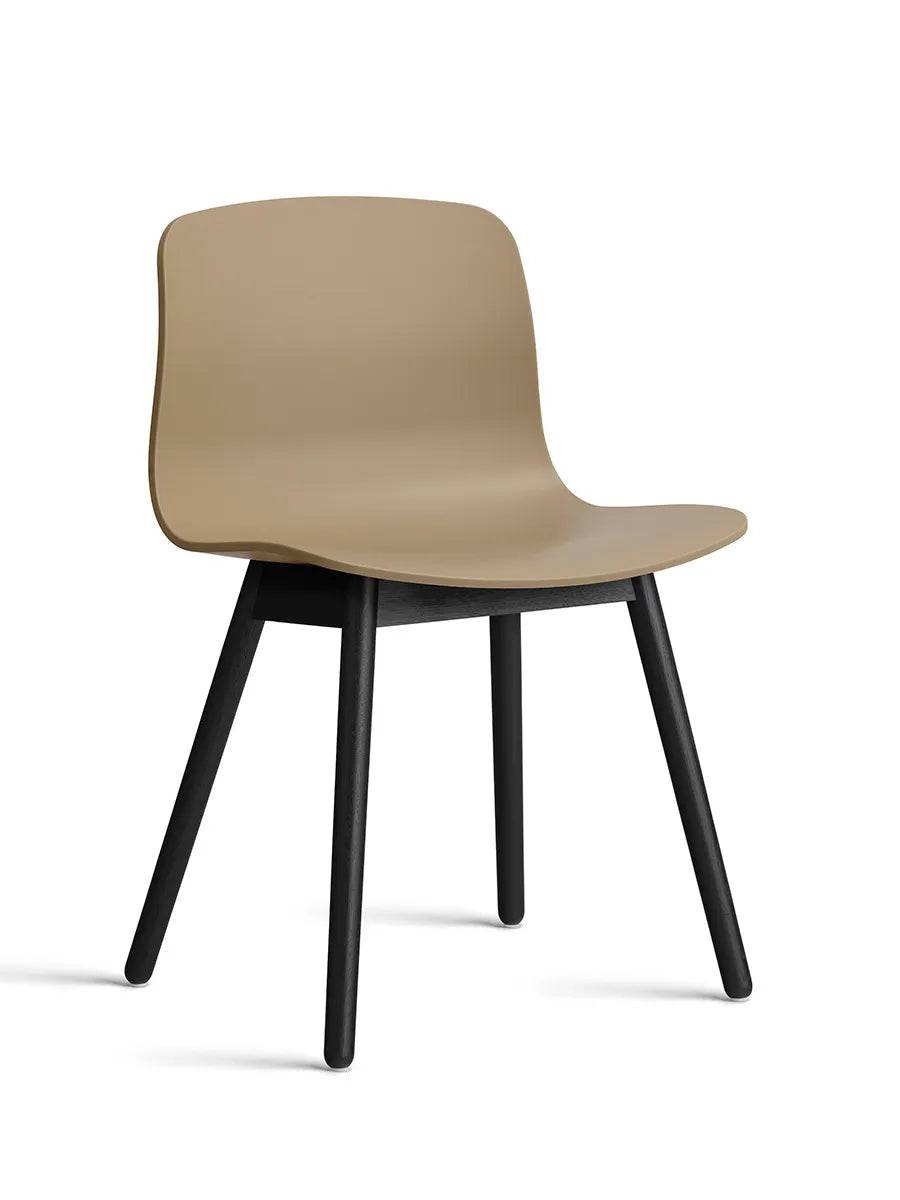 About a Chair AAC12 fra Hay Clay / Sortbejdset eg - Jacobsen Plus