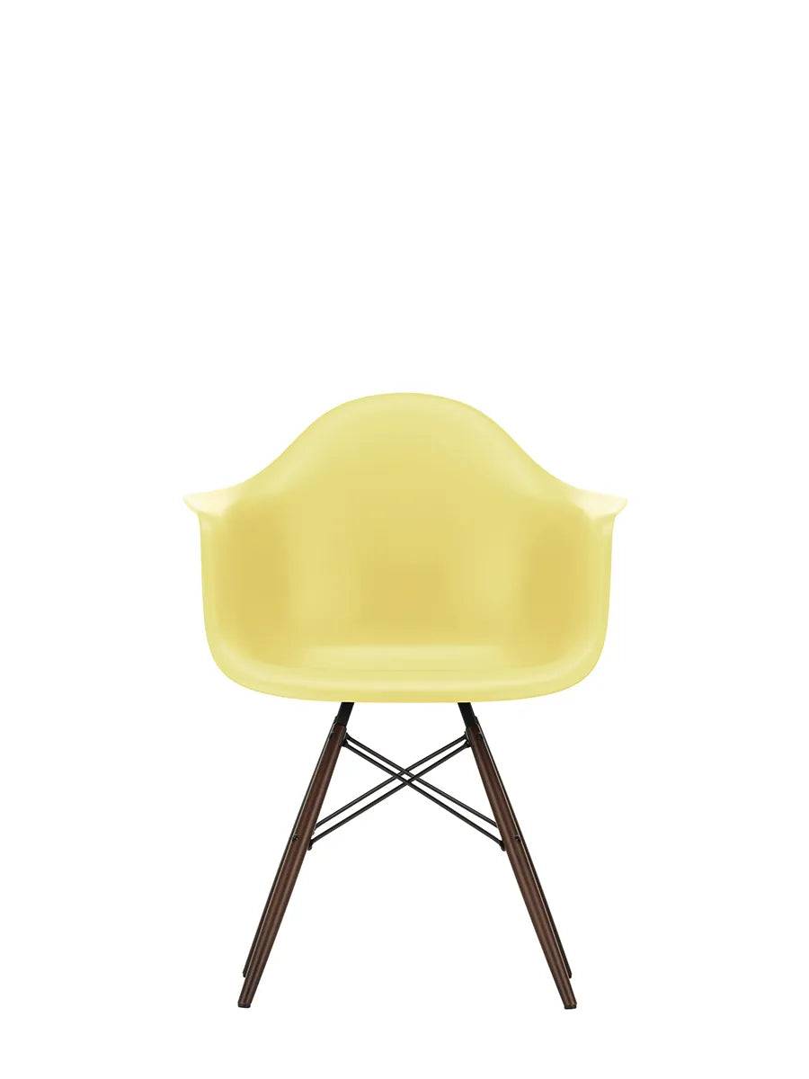 Eames Plastic Armchair DAW, mørkbejdset ahorntræ fra Vitra Citron - Jacobsen Plus