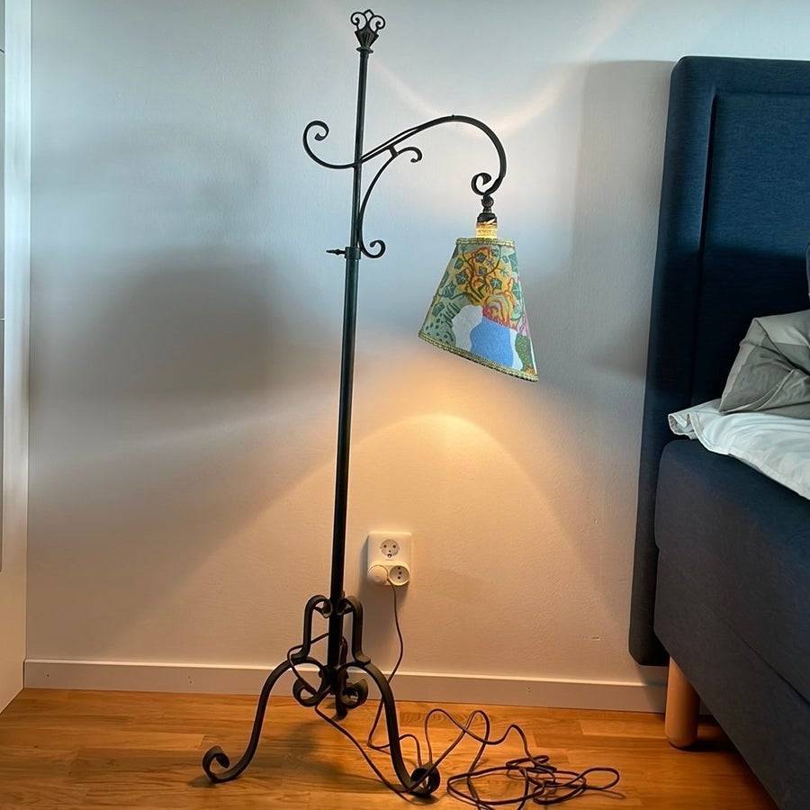 Golvlampa i smide med mönstrad skärm Josef Frank Svenskt tenn lin
