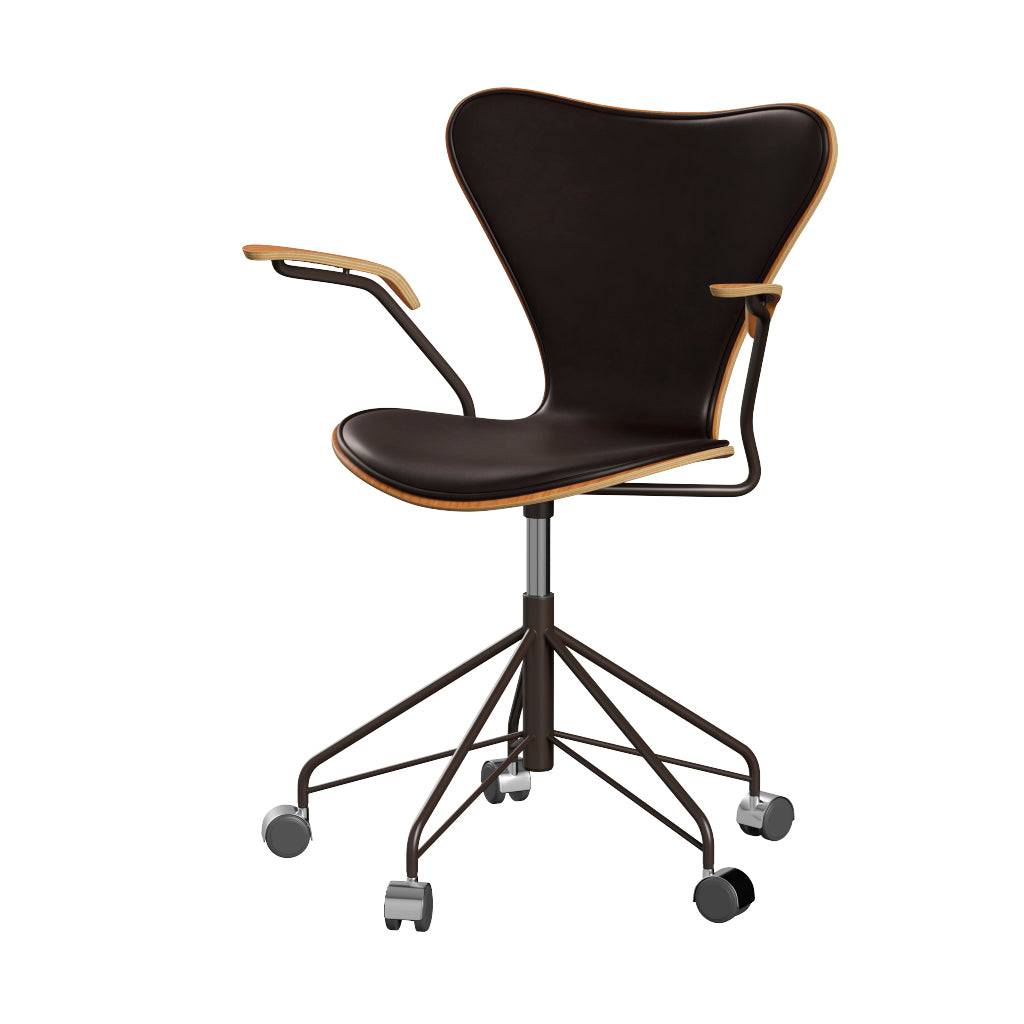 Fritz Hansen - 3217 kontorstol med armlæn, naturfiner og forsidepolstret i Grace læder Kirsebær - Mørk brun læder - Brown Bronze stel - Jacobsen Plus