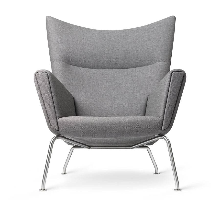 CH445 Wing Chair af Hans J. Wegner Tekstil: Passion 1101 - Jacobsen Plus